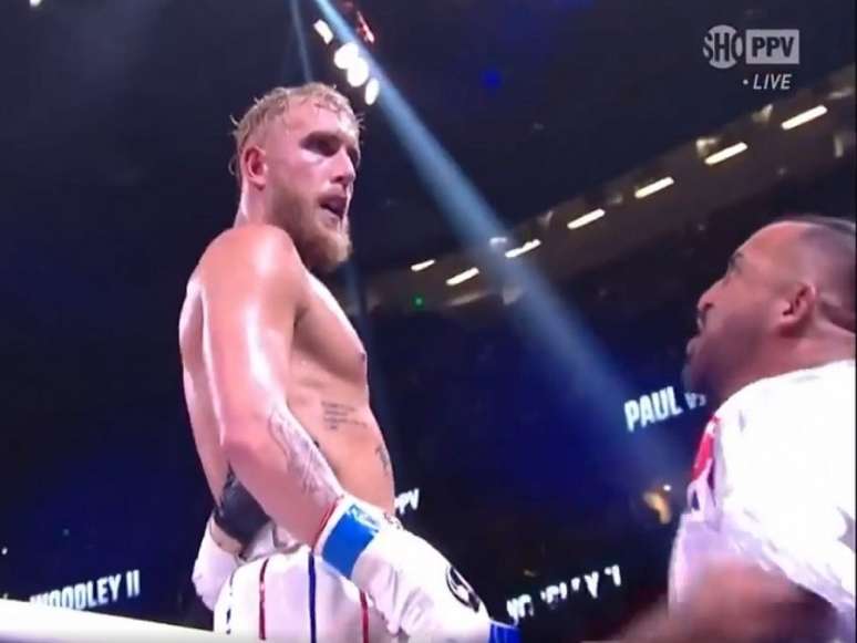 Jake Paul conquistou um belo nocaute contra Tyron Woodley (Foto: Reprodução)