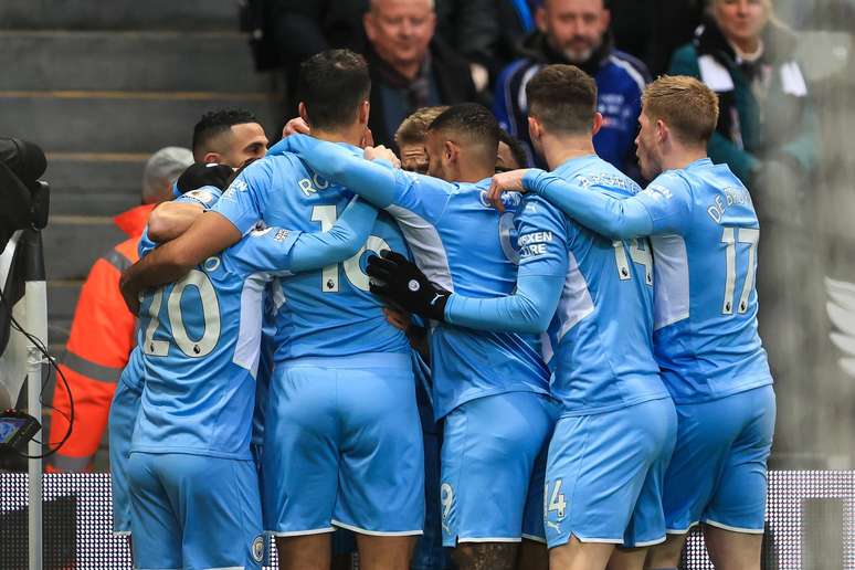 City goleia Newcastle e dispara na liderança do Inglês