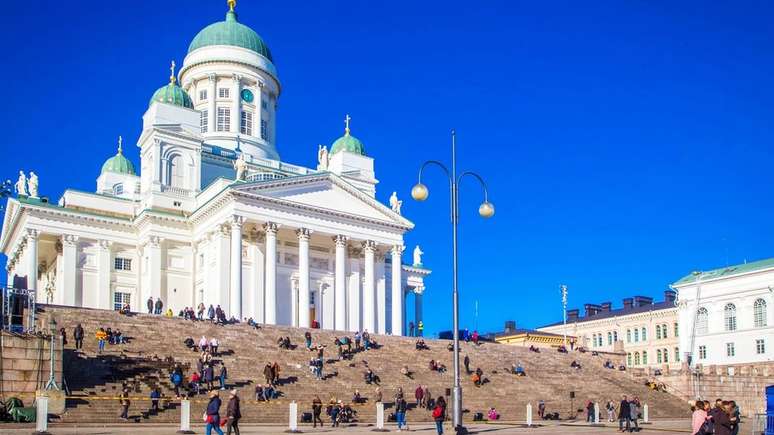 Cultura luterana, representada pela catedral de Helsinki, serve de referência moral ao país