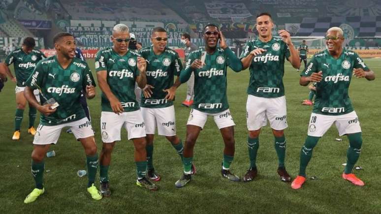 Wesley, Gabriel Veron, Lucas Esteves, Patrick de Paula, Renan e Danilo: Crias da Academia comemorando o título da Copa do Brasil (Foto: Cesar Greco/Palmeiras)