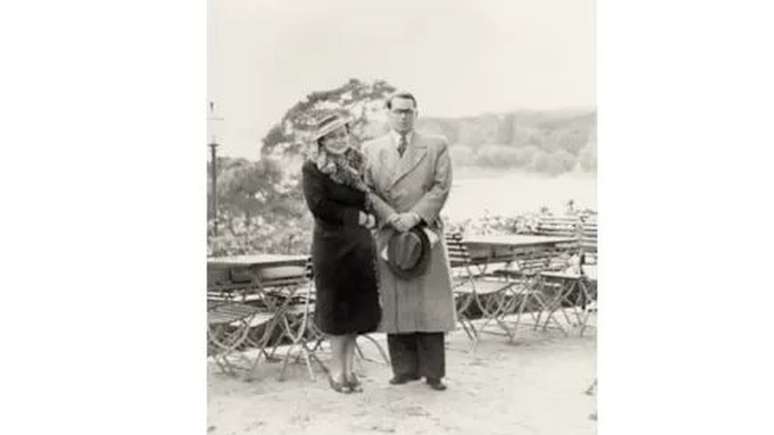 Guimar&atilde;es Rosa e Aracy de Carvalho em Hamburgo quando eram colegas no Consulado do Brasil