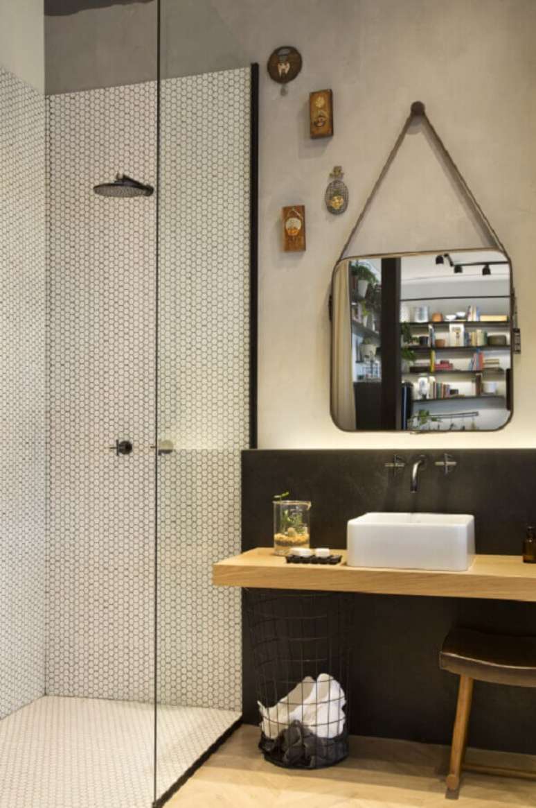 1. Banheiro com chuveiro preto de parede – Foto DECA