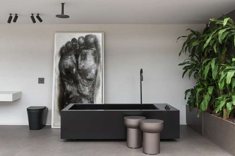 13. Decora&ccedil;&atilde;o moderna com chuveiro preto de teto e banheira preta &ndash; Foto Levy Neto e Camila Santos