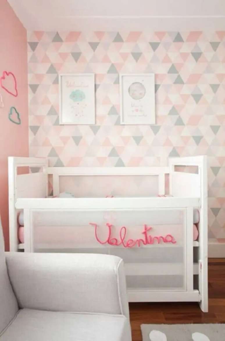 17. Use tonalidades claras na pintura geométrica do quarto de bebê. Fonte: Constance Zahn