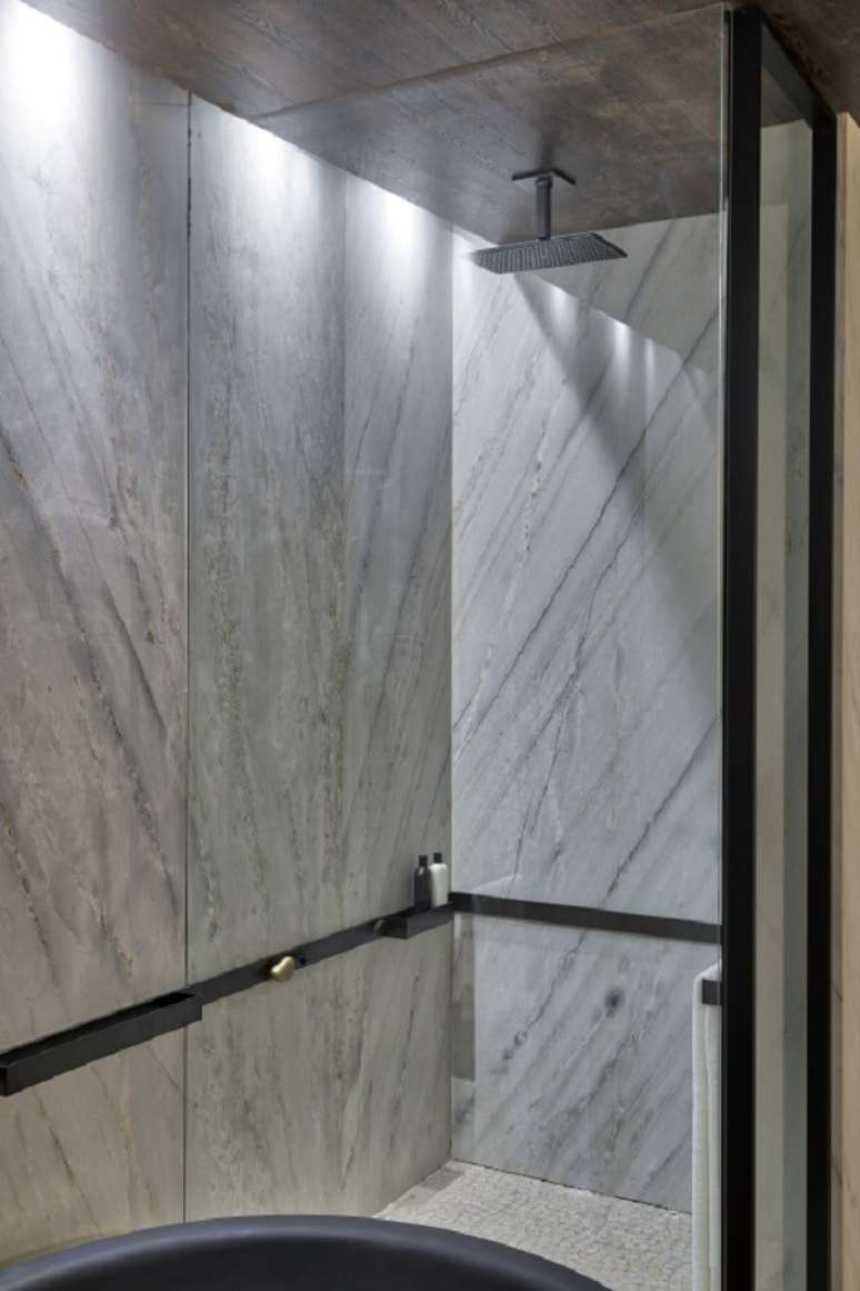 8. Banheiro com chuveiro preto e revestimento cinza moderno – Foto Osvaldo TEnorio