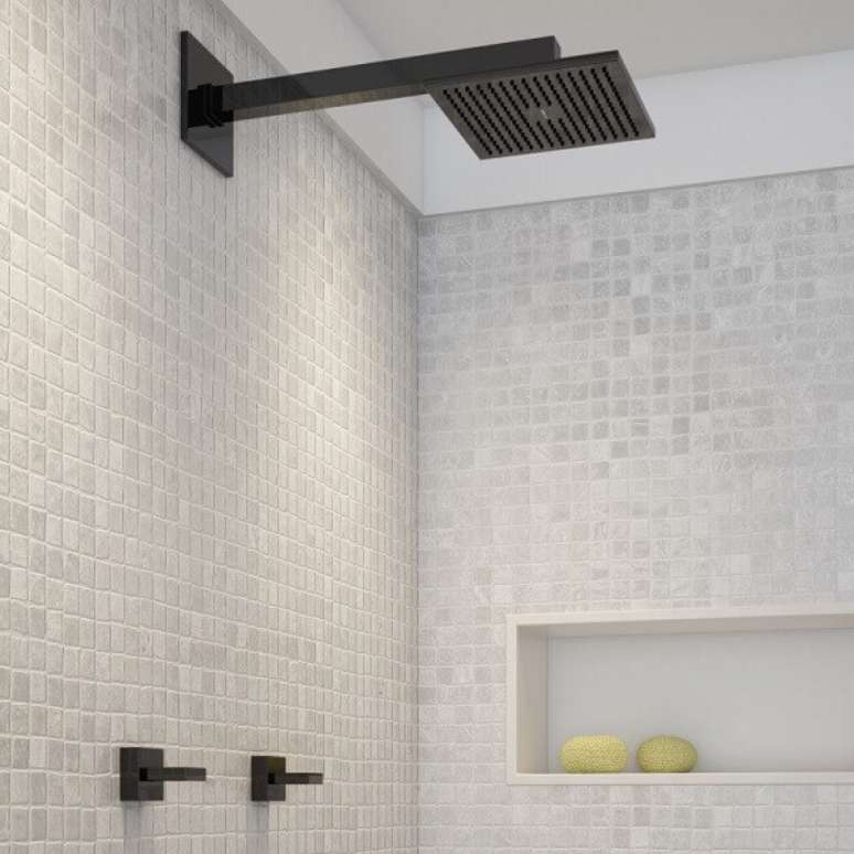 2. Chuveiro preto elétrico no banheiro minimalista em cinza – Foto DECA