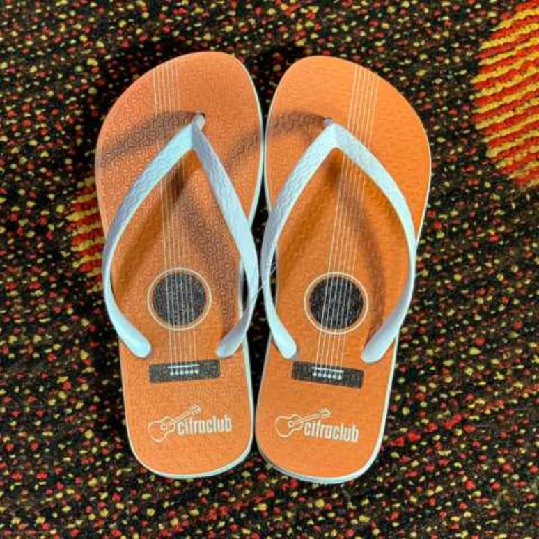 O &ldquo;Meu Primeiro Viol&atilde;o&rdquo; eterniza de forma estilosa o seu instrumento favorito no cal&ccedil;ado (Foto/Cifra Club)