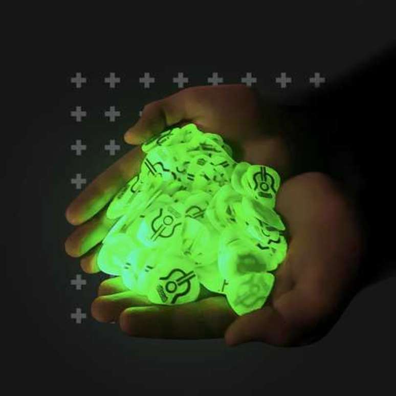 As palhetas que brilham no escuro s&atilde;o perfeitas para dar &agrave;quele amigo m&uacute;sico que toca em shows e situa&ccedil;&otilde;es menos luminosas (Foto/Cifra Club)