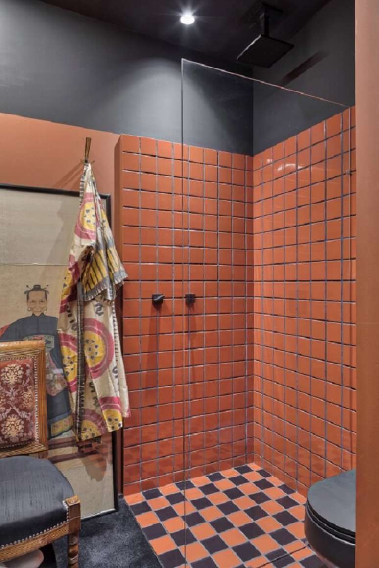 10. Banheiro moderno com chuveiro preto de teto – Foto Michel Safatle