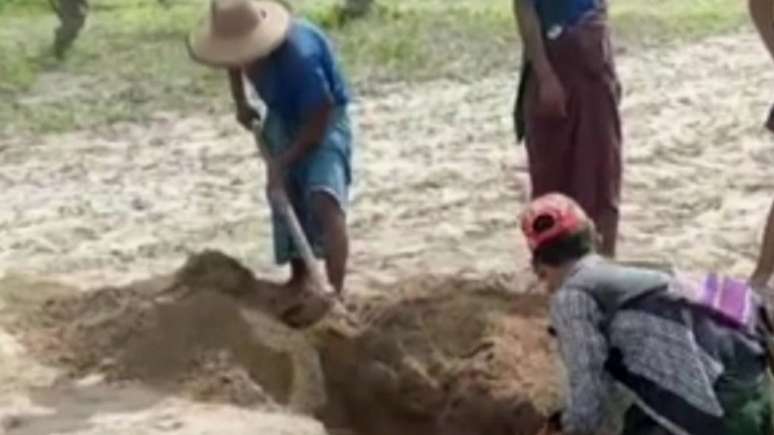 Registro mostra aldeões cavando covas para enterrar vítimas de massacres cometidos por militares de Mianmar