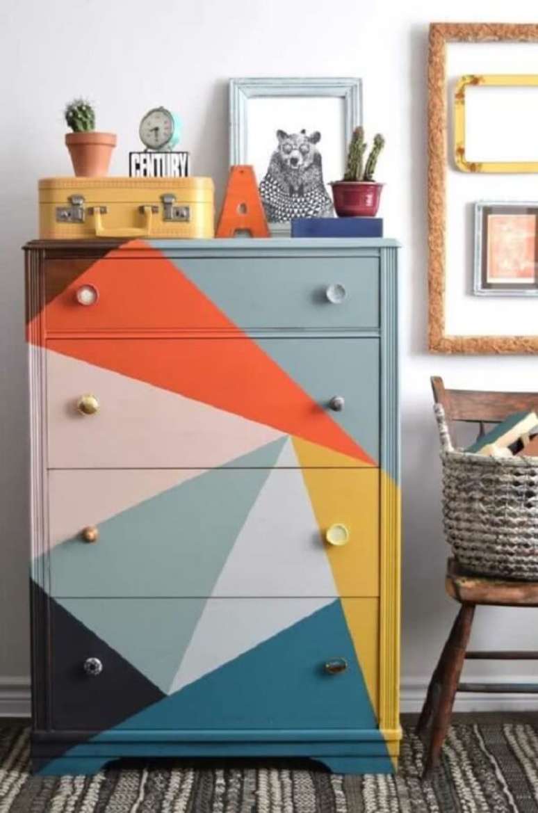 52. A pintura geométrica pode trazer vida para os móveis da casa. Fonte: Decor Fácil