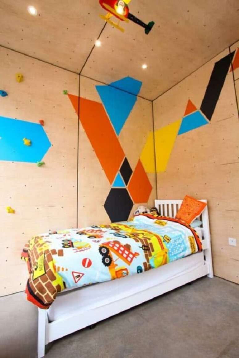 43. A pintura parede geométrica colorida traz personalidade para o quarto infantil. Fonte: Decor Fácil