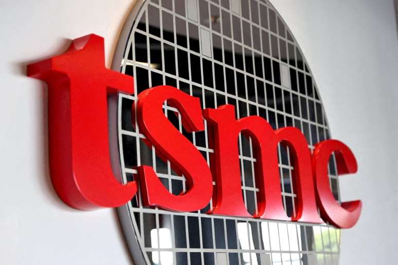 Logotipo da Taiwan Semiconductor Manufacturing Co (TSMC), em Hsinchu (China)
19/01/2021
REUTERS/Ann Wang