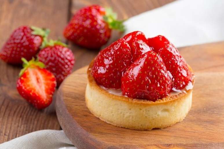 4. A Mini torta de morango é perfeita para servir em festas – Foto iStock