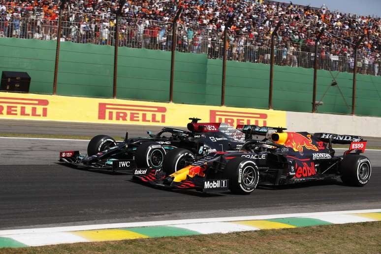 A dupla disputou a Curva do Lago, em Interlagos, por duas vezes