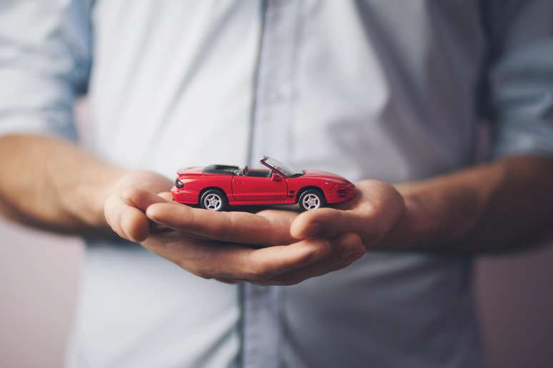 Tem um carro 0km envolve várias coisas, entre elas, envolver um despachante.