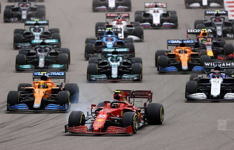Hamilton e Verstappen só "aparecerem" na parte final da corrida na Rússia