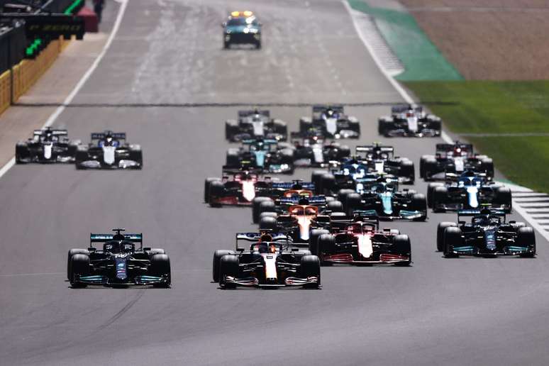 Hamilton e Verstappen travaram dura batalha na primeira volta em Silverstone