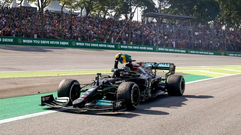 Hamilton mostra bandeira do Brasil para a torcida em Interlagos