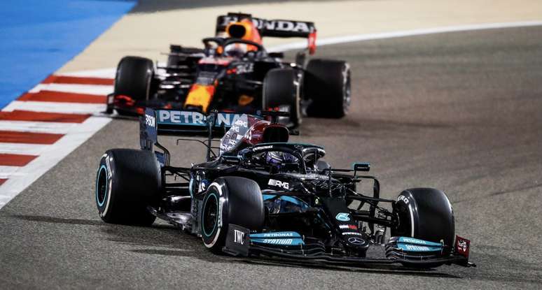 Hamilton segura Verstappen para vencer no Barein 