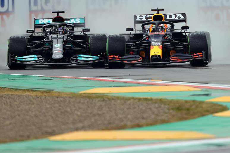 Verstappen passa Hamilton na largada em Imola