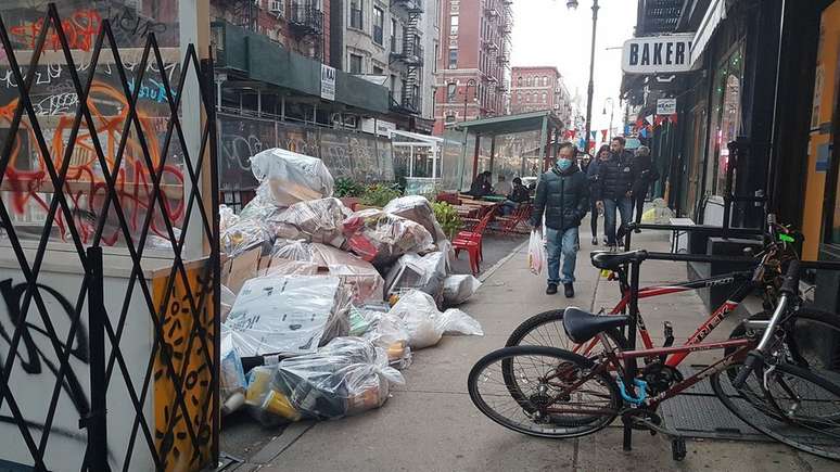 Moradores estão preocupados que a mania de jantar ao ar livre esteja criando problemas de acesso e aumentando o lixo