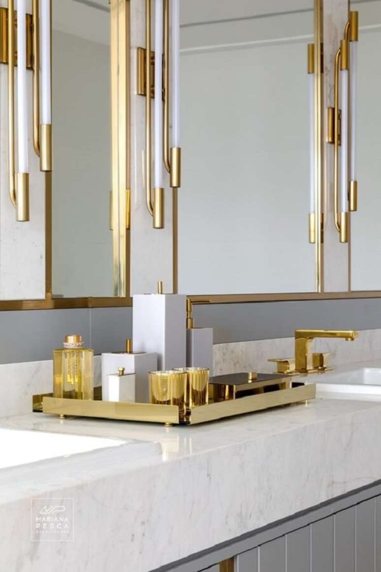 31. Kit para banheiro cor dourada e branca &ndash; Foto Mariana Pesca