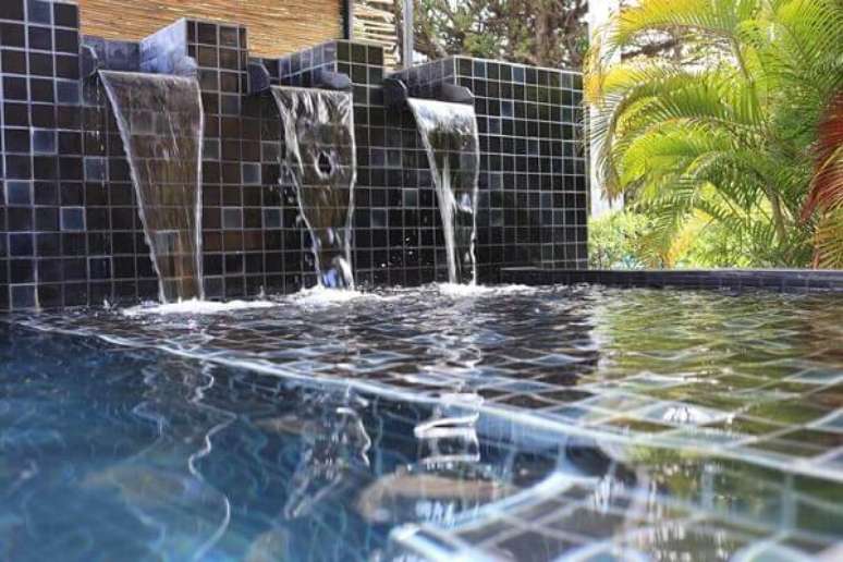 67- A piscina com cascata tem revestimento cerâmico na cor azul. Fonte: Tua Casa