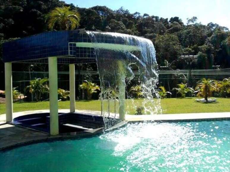 22- A cascata para piscina bar tem a fonte sobre o teto. Fonte: Classificados Brasil
