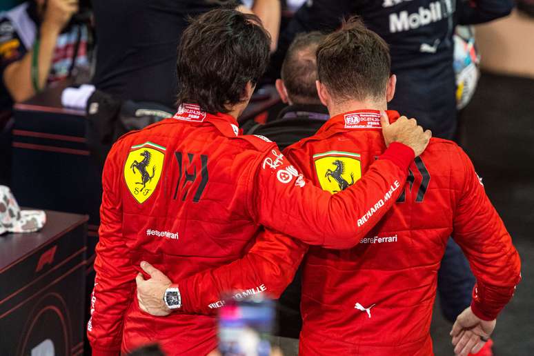 Carlos Sainz e Charles Leclerc se abraçam após o GP de Abu Dhabi 