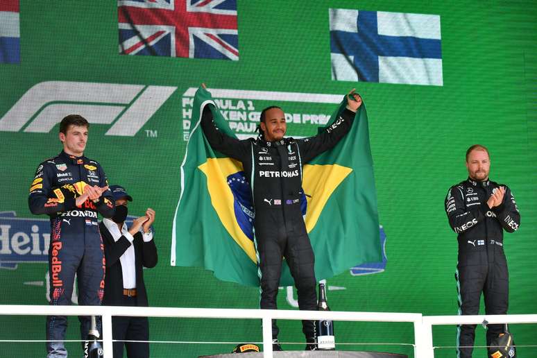 Lewis Hamilton venceu o GP de São Paulo em Interlagos e se vestiu com a bandeira do Brasil no pódio 