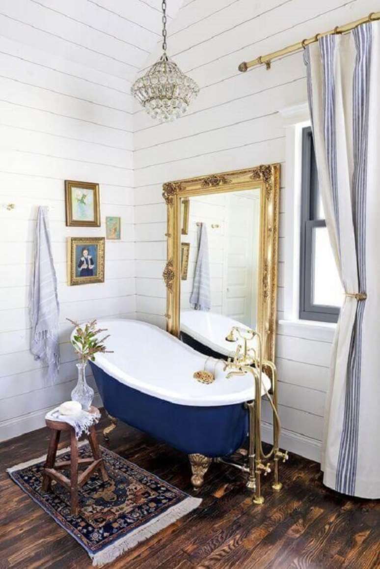 67. Banheira vitoriana azul com cor dourada no banheiro moderno – Foto Arkpad