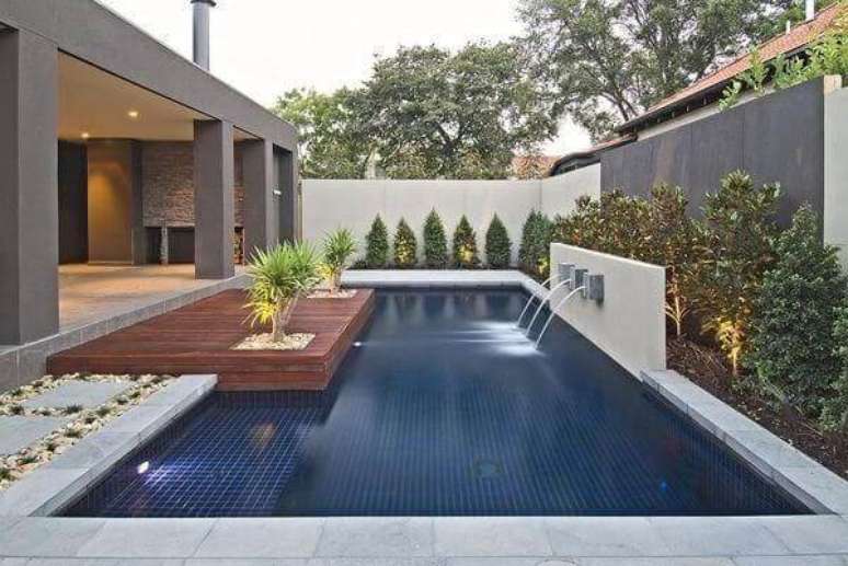 37-No projeto de paisagismo a cascata para piscina completa a decoração. Fonte: Pinterest