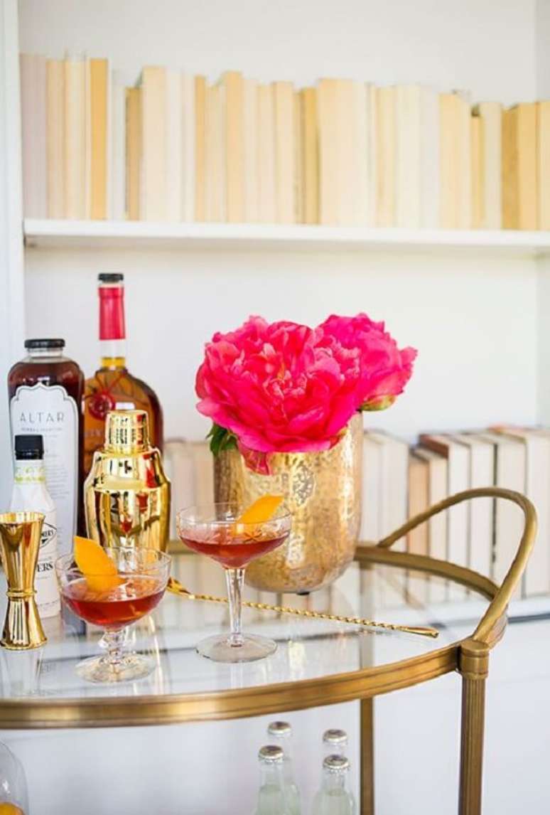 14. Bar cor dourada com vaso de flor rosa na decora&ccedil;&atilde;o &ndash; Foto ThePich