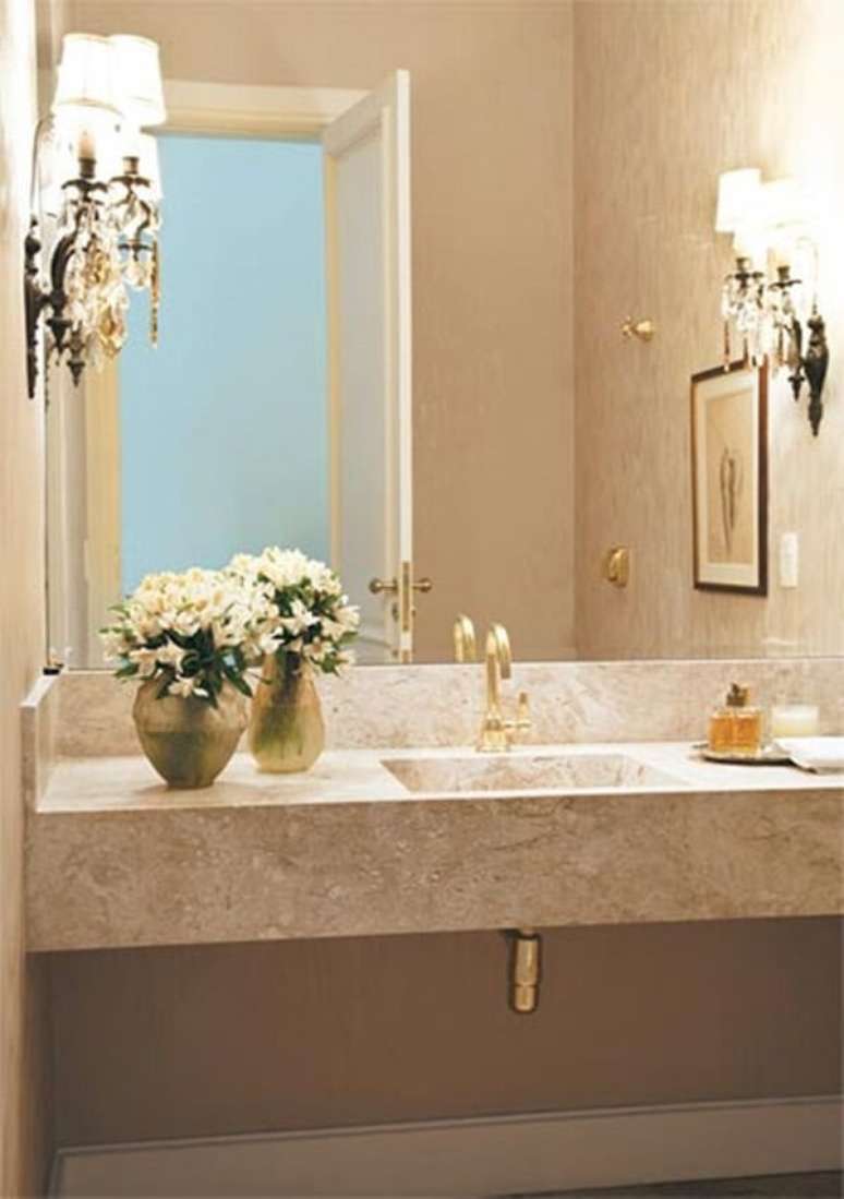 68. Banheiro com bancada de granito e torneira cor dourada – Foto Casa Abril