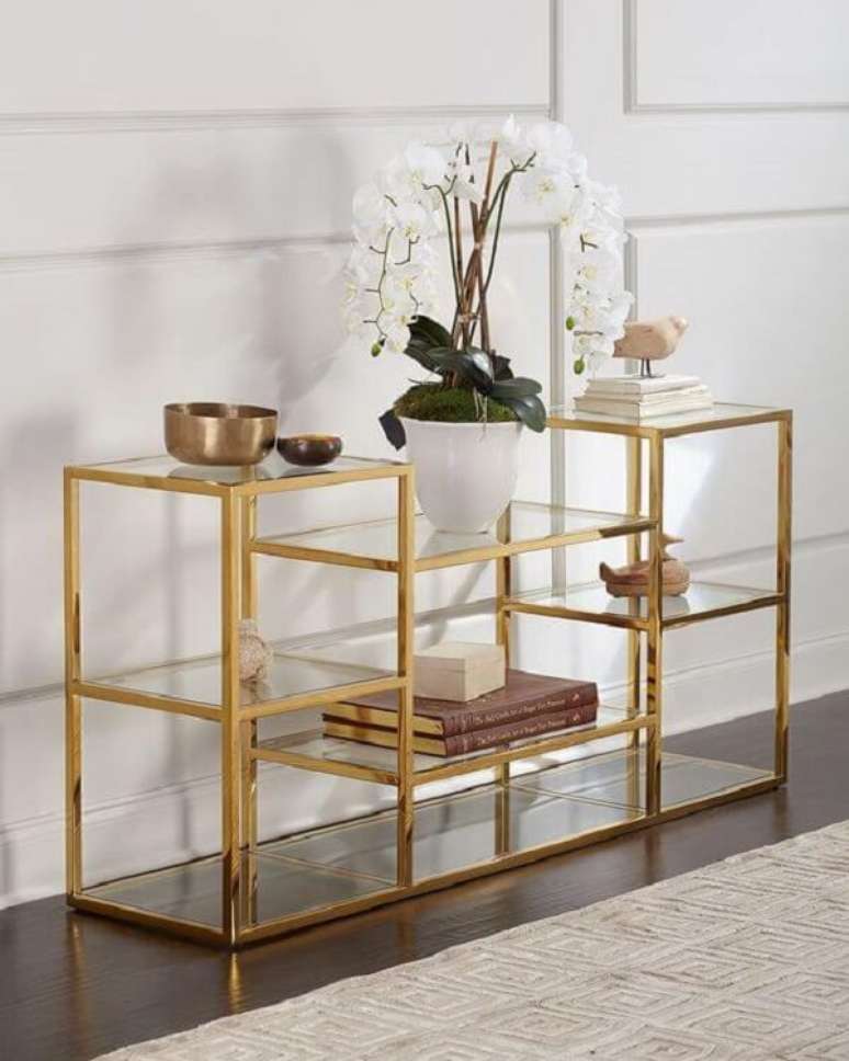 41. Mini estante cor dourada para decoração de sala moderna – Foto Neiman Marcus