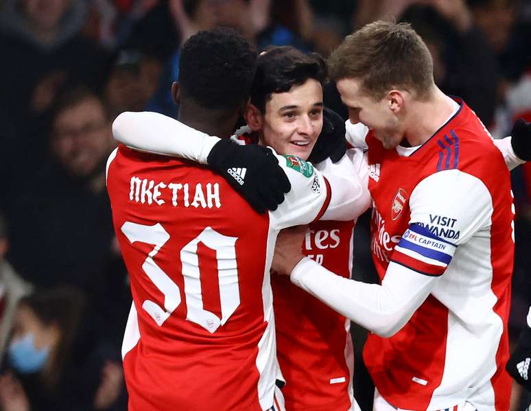 Jogadores do Arsenal celebram vitória na Copa da Liga Inglesa