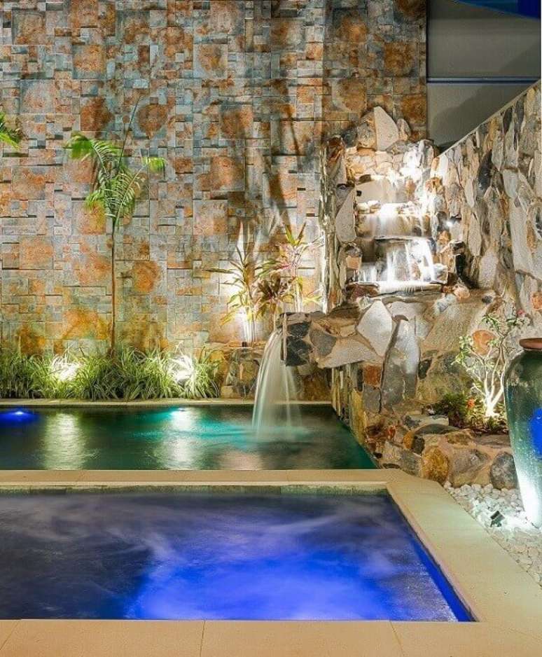 39- A cascata para piscina começa no alto da parede e desce em vários níveis. Fonte: Campo Grande News
