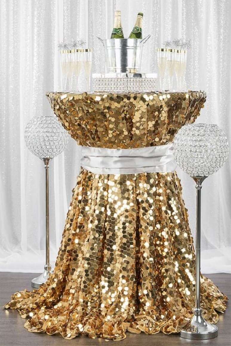 35. Mesa cor dourada para decora&ccedil;&atilde;o de festa chique &ndash; Foto CV Linens