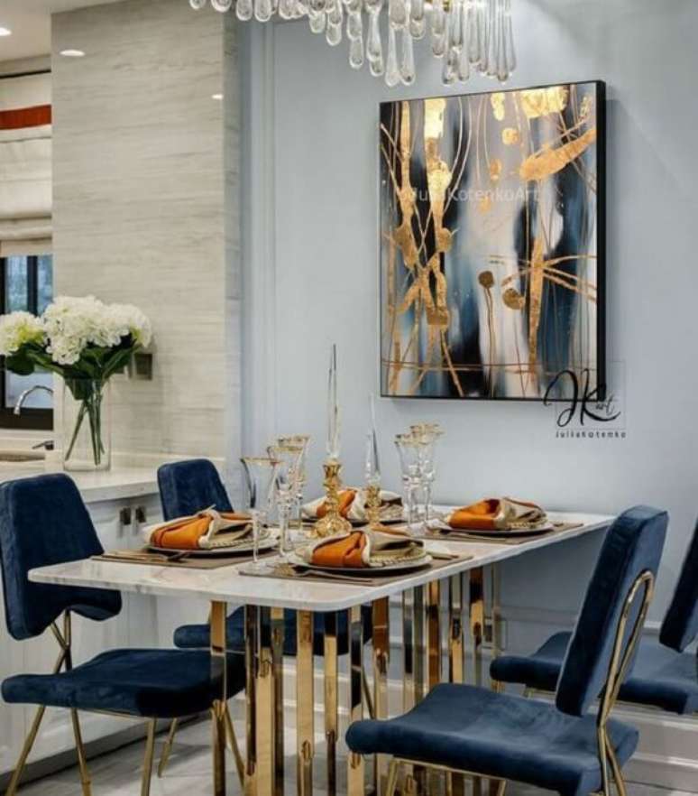 18. Cadeira retr&ocirc; azul marinho e mesa cor dourada &ndash; Foto Etsy