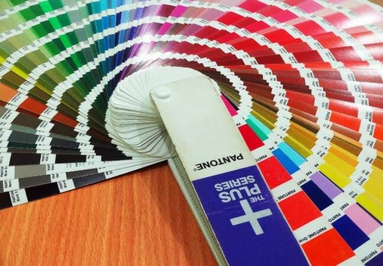 2. A cor do ano 2022: a empresa Pantone &eacute; considerada uma autoridade em cores no mundo. Fonte: Hypeness
