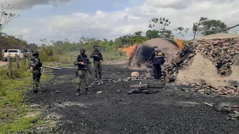 Imagem mostra policiais em território com conflitos sobre a terra.