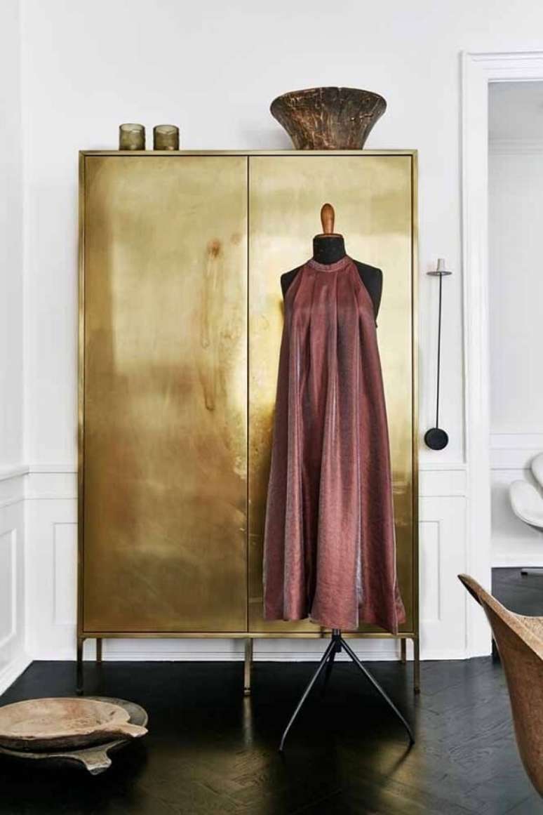 8. Guarda roupa na cor dourada para quarto fashionista – Foto Happynest