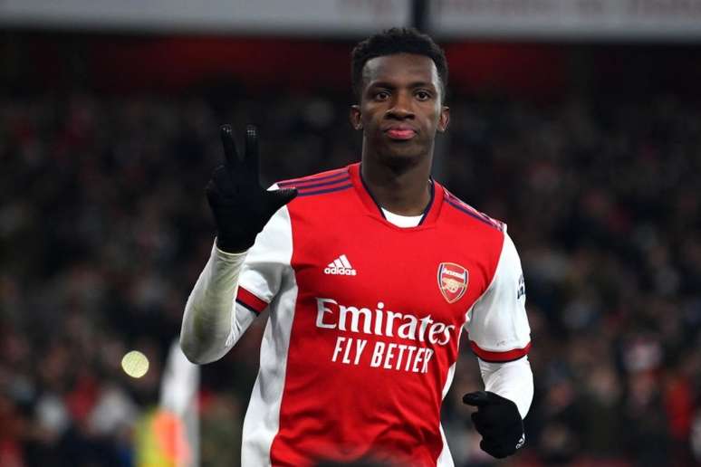 Nketiah foi o grande nome da partida no Emirates Stadium com três gols marcados (Foto: GLYN KIRK / AFP)