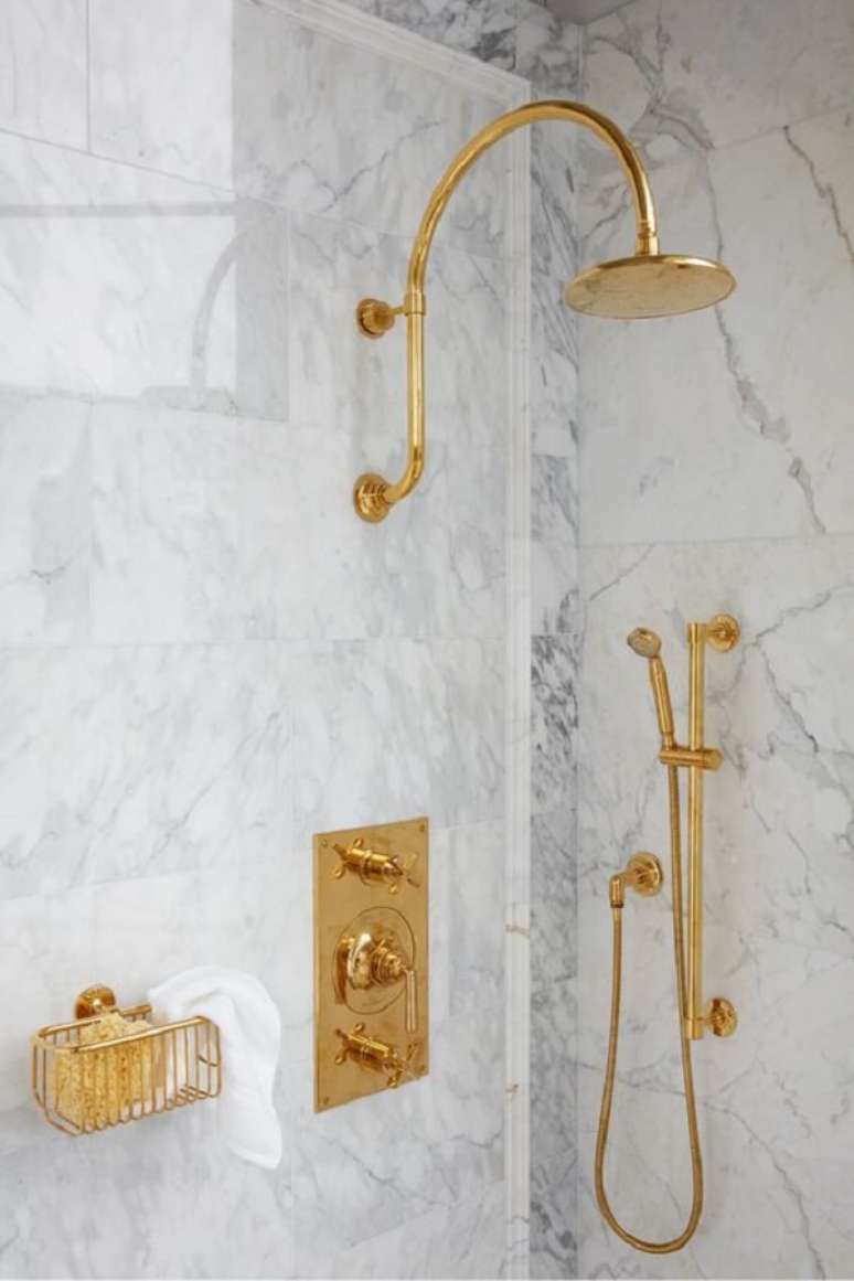 72. Banheiro cor dourada com revestimento marmorizado – Foto Water Works