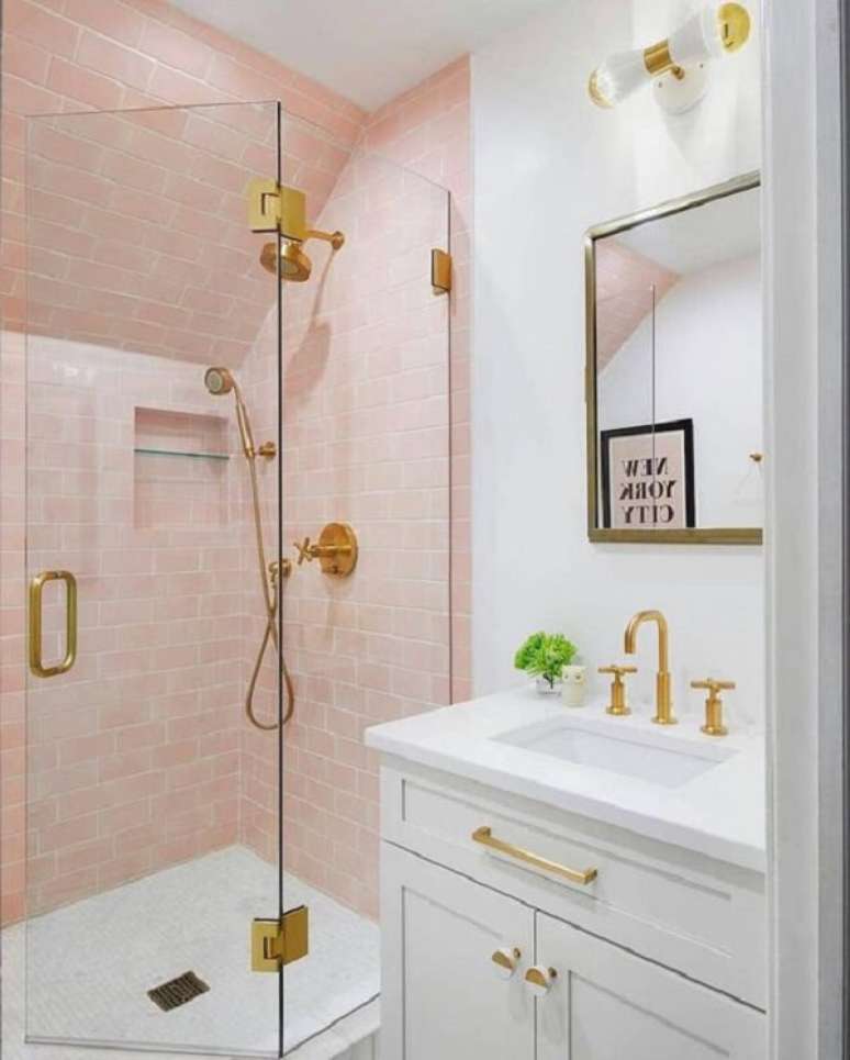 12. Banheiro rosa com metais na cor dourada e branca – Foto RenovarTUHgar
