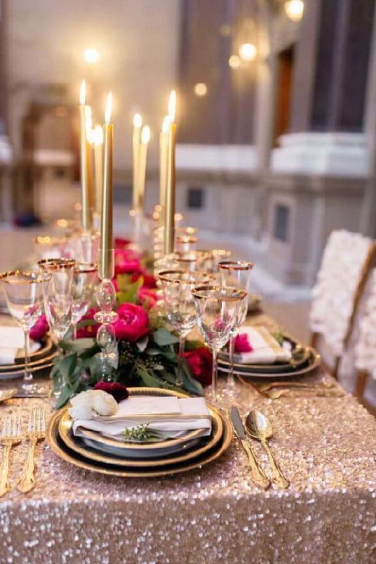 9. Cores para festa na cor dourada e vermelha para mesa de jantar – Foto Style me Pretty