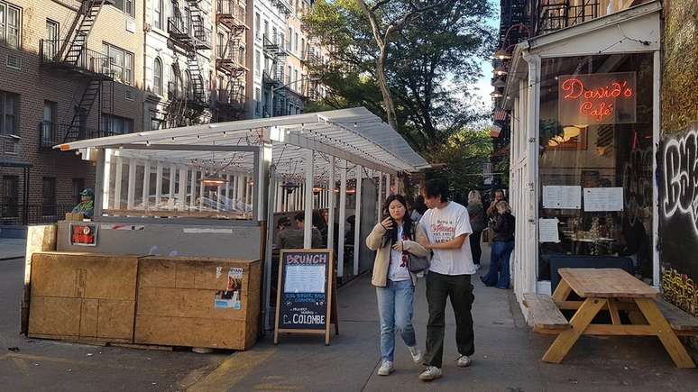 Mesas ao ar livre se multiplicaram em Nova York