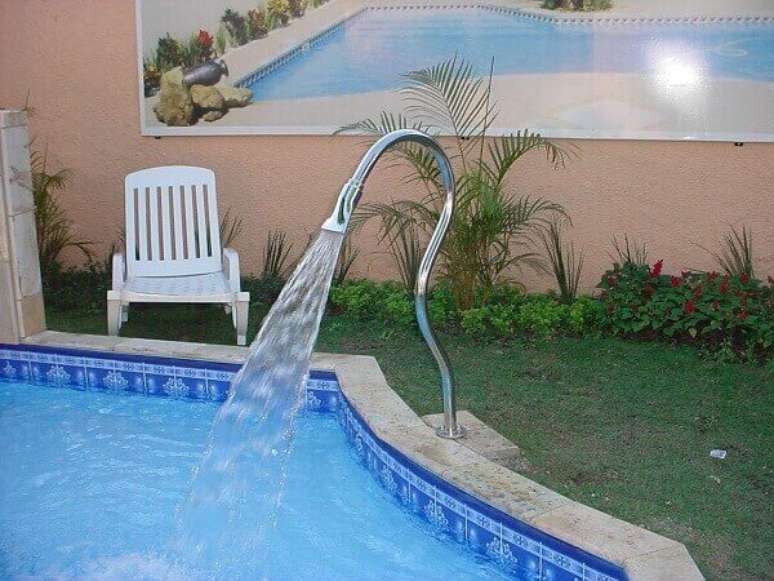 41- A cascata para piscina em tubo de aço inóx pode ser fixada no piso. Fonte: i9Piscinas