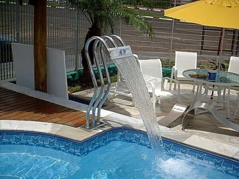 10- A cascata para piscina em inox pode ser instalada no piso Fonte: Nevada Piscinas